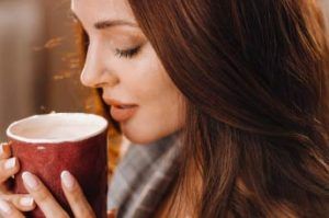 Mujer tomando un cafe caliente