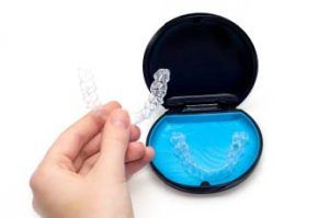 Cajita con ortodoncia invisible que muestra que es invisalign